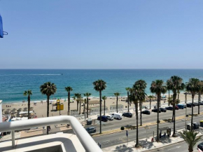 First line apartment Sea views with pool and free parking